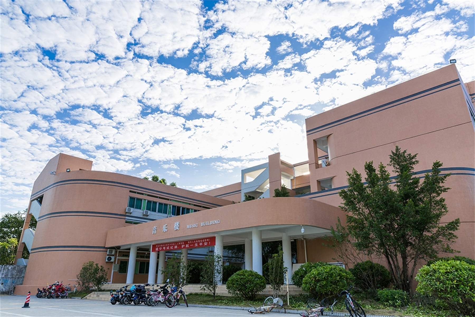  p>惠州学院( i>huizhou university /i>)是广东省属全日制公办 a