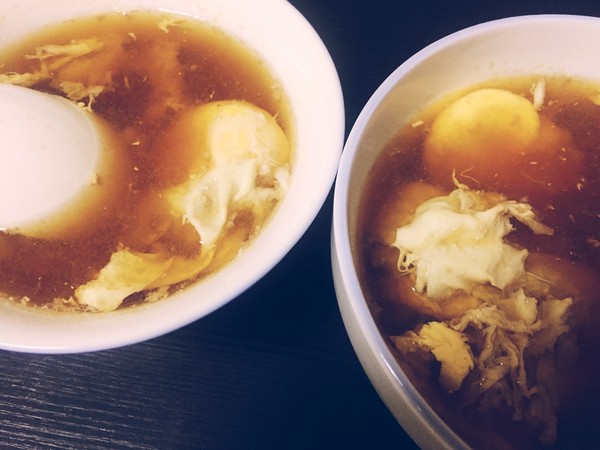  p>节庆期间和佳宾临门时,彝族配制鸡蛋酒就是一种