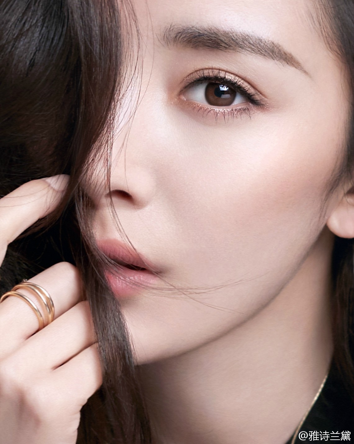  p>杨幂,1986年9月12日出生于北京市,中国内地影视女演员,流行乐歌手