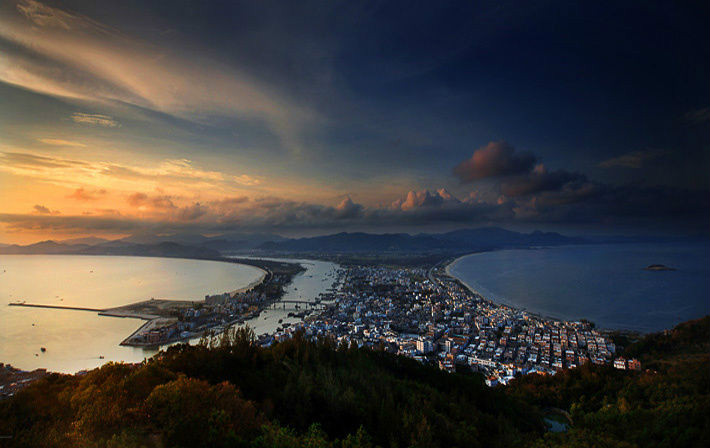  p>双月湾因形状鸟瞰像两轮新月,故名 a target="_blank" href="/item