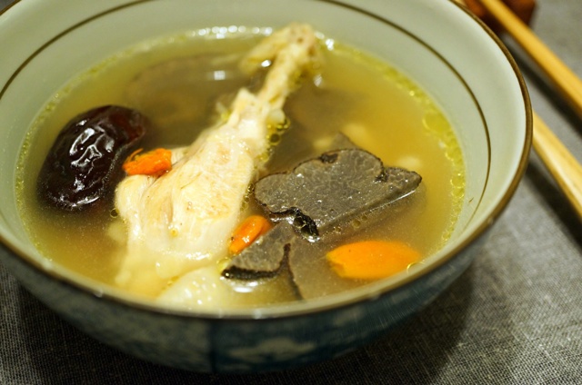 黑松露清鸡汤