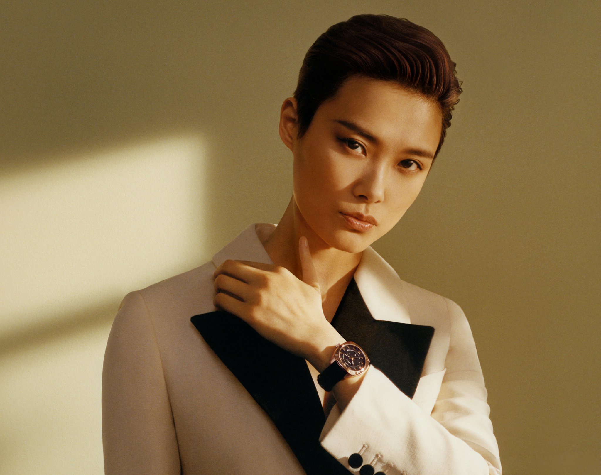  p>李宇春(chris lee),1984年3月10日出生于成都,中国流行女歌手,演员