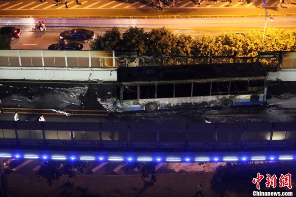  p>2013年6月7日,福建省厦门市一公交车在行驶过程中突然起火,造成