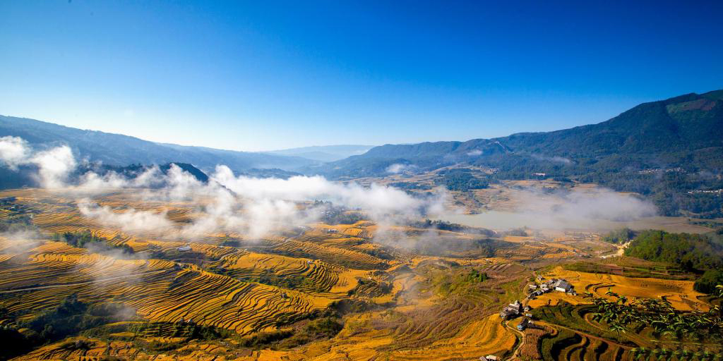  p>龙陵县位于云南省西部,地理坐标为东经98°25′～99°11′,北纬24