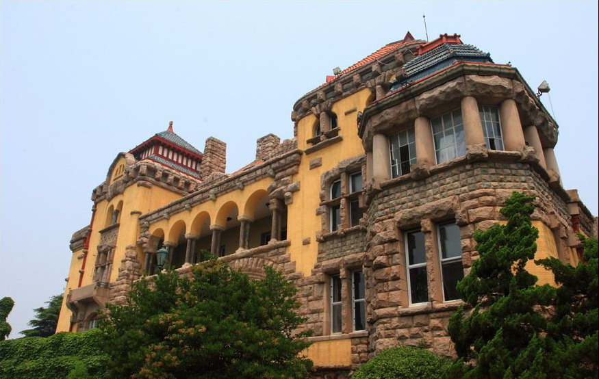  p>爱情角,坐落在风景秀丽的青岛信号山南麓,位于青岛八大关风景区内