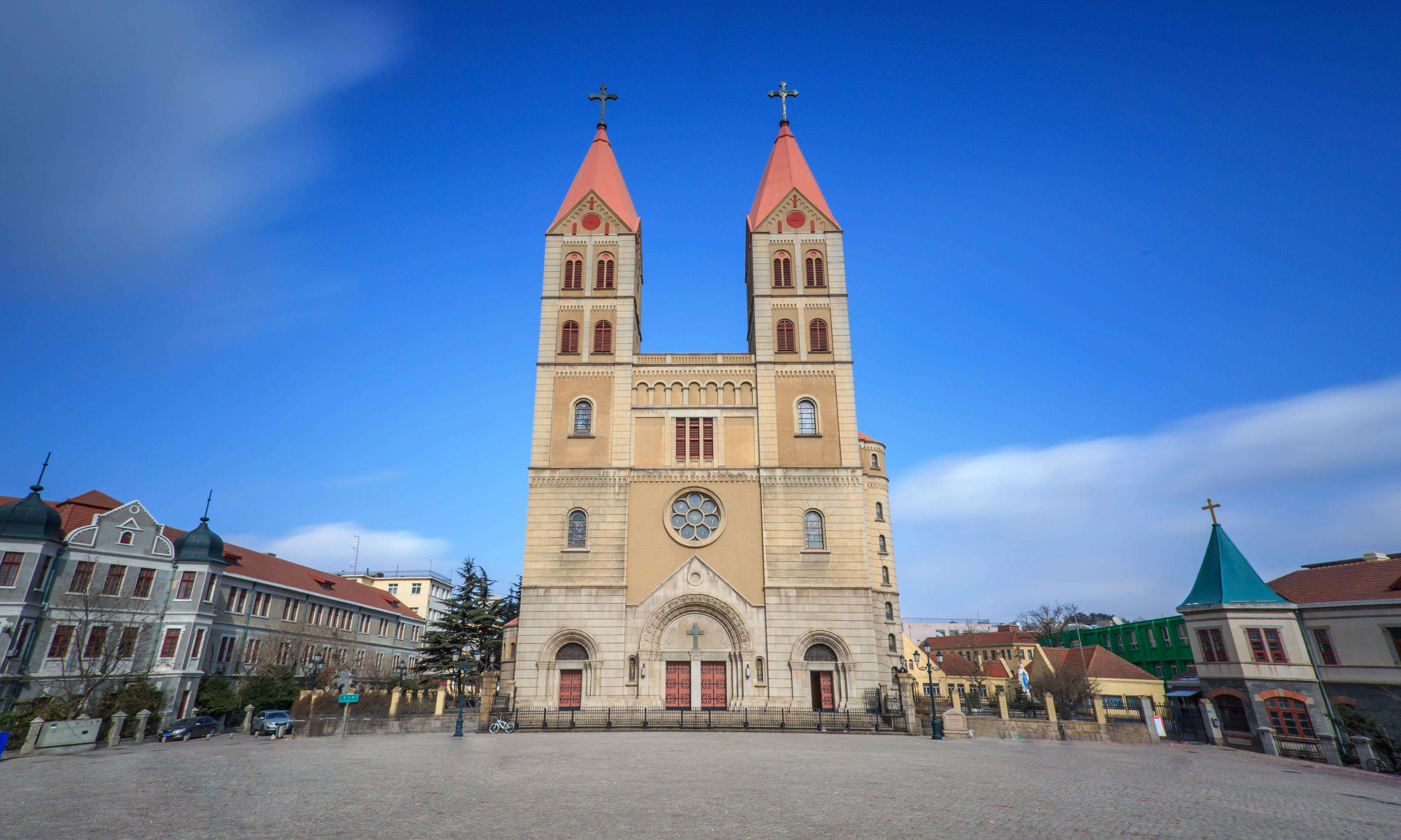 (部分报道称:圣爱弥尔教堂),青岛天主教圣弥厄尔大教堂于1932年破土动