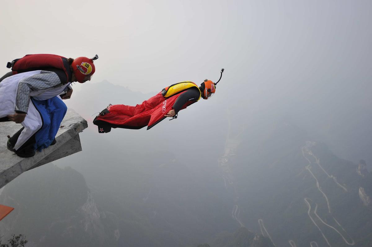  p>翼装飞行,也成为近距离天际滑翔运动,是指运动员身着翼装从高处飞