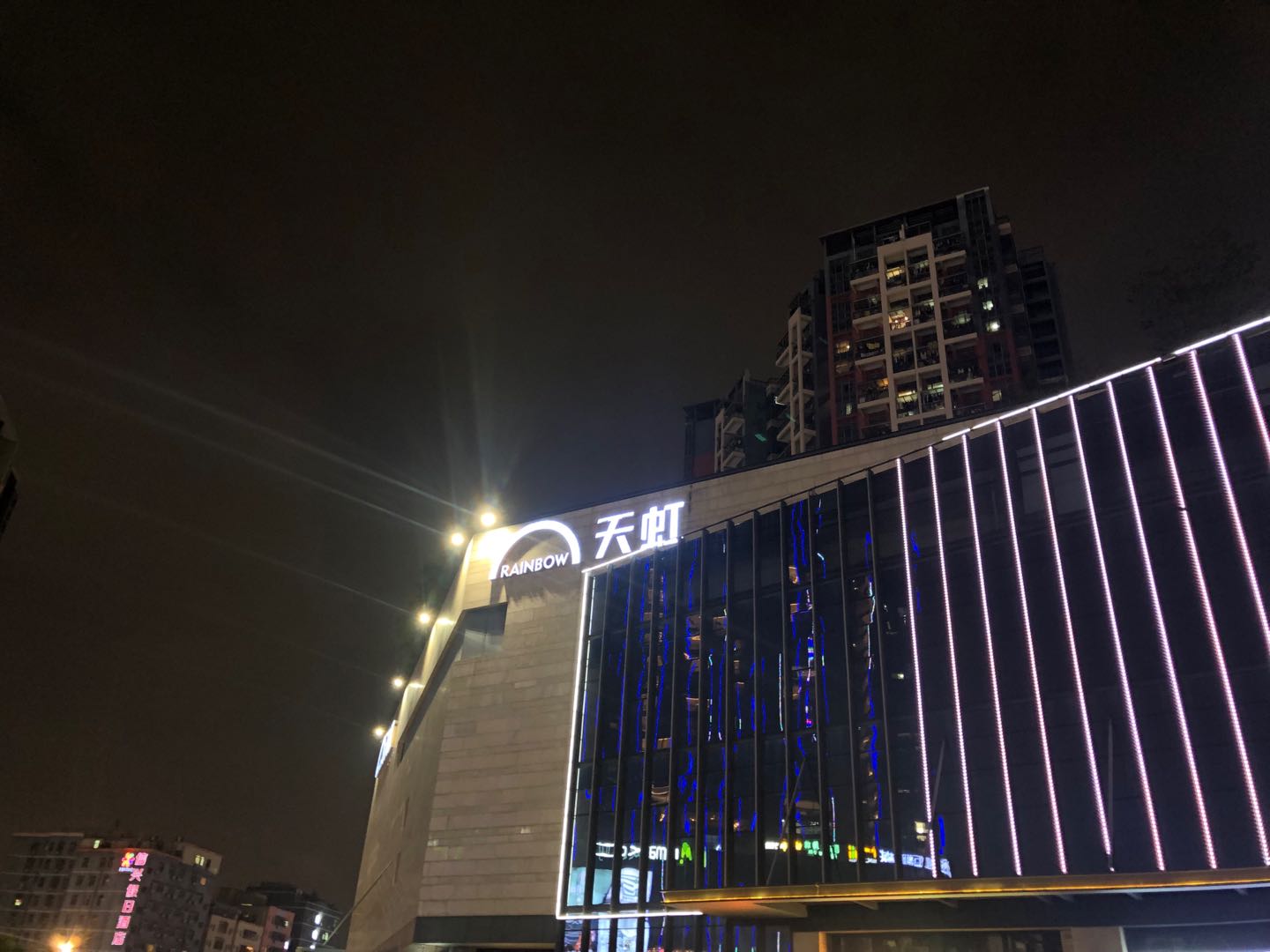  p>坂田天虹商场位于吉华路与 a target="_blank" href="/item/五和