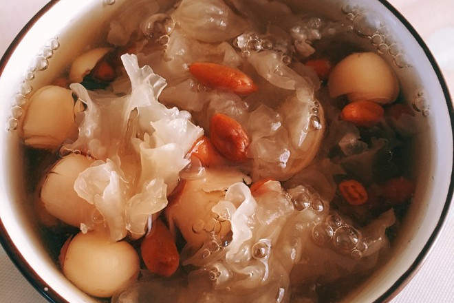银耳莲子红枣桂圆汤