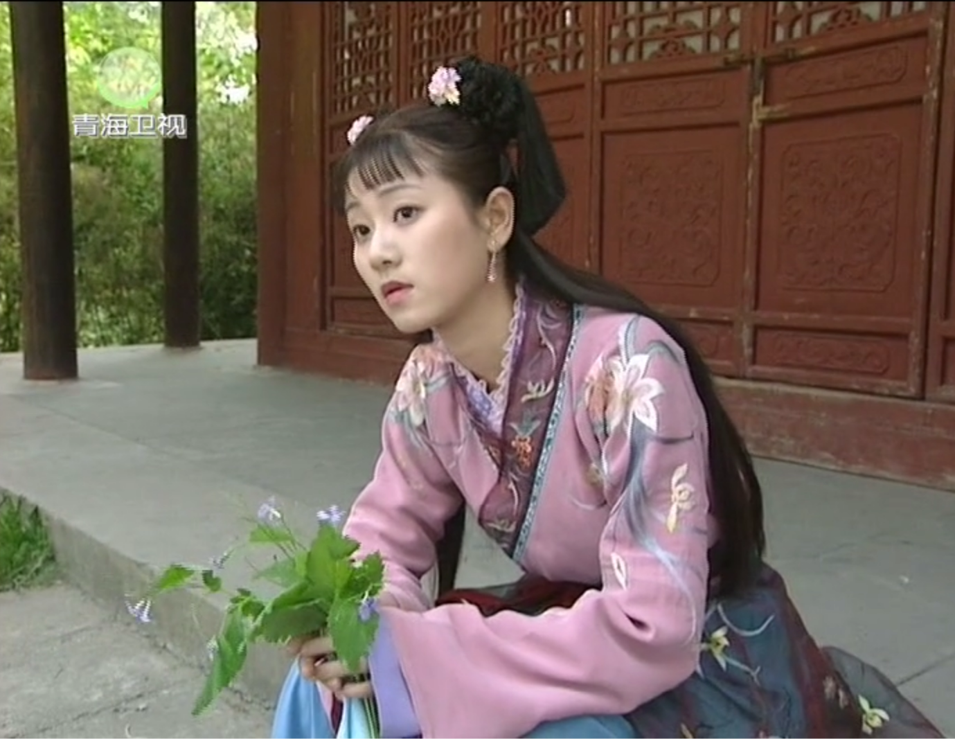 女,电视剧《上错花轿嫁对郎》中的人物,由演员徐婧灵饰演