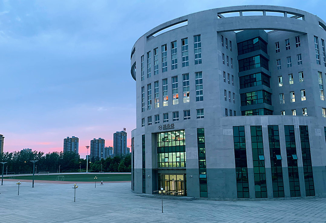  p>辽宁盘锦大洼高级中学始建于1977年,地处美丽的鹤乡辽河之滨,是