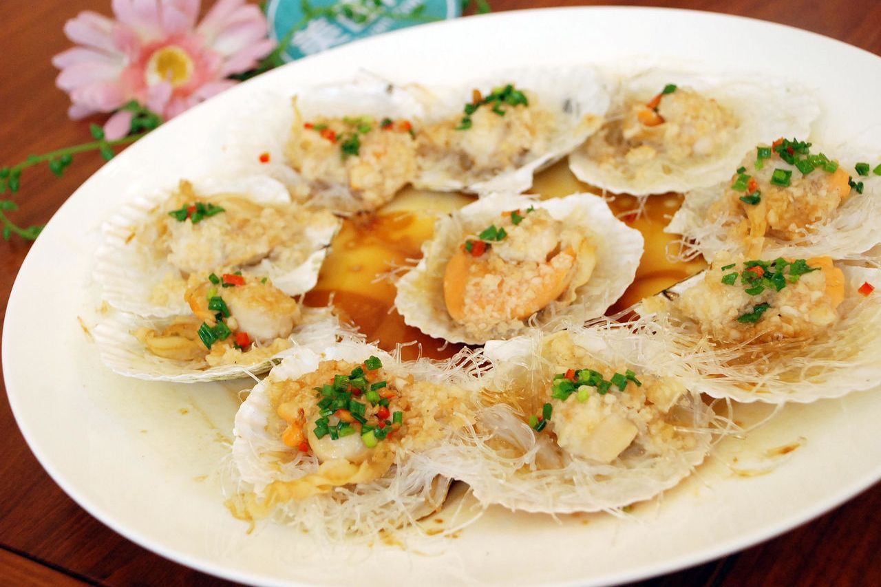  p data-id="gnx0idie1e">蒜蓉蒸扇贝是用扇贝制作的一道江南一带的