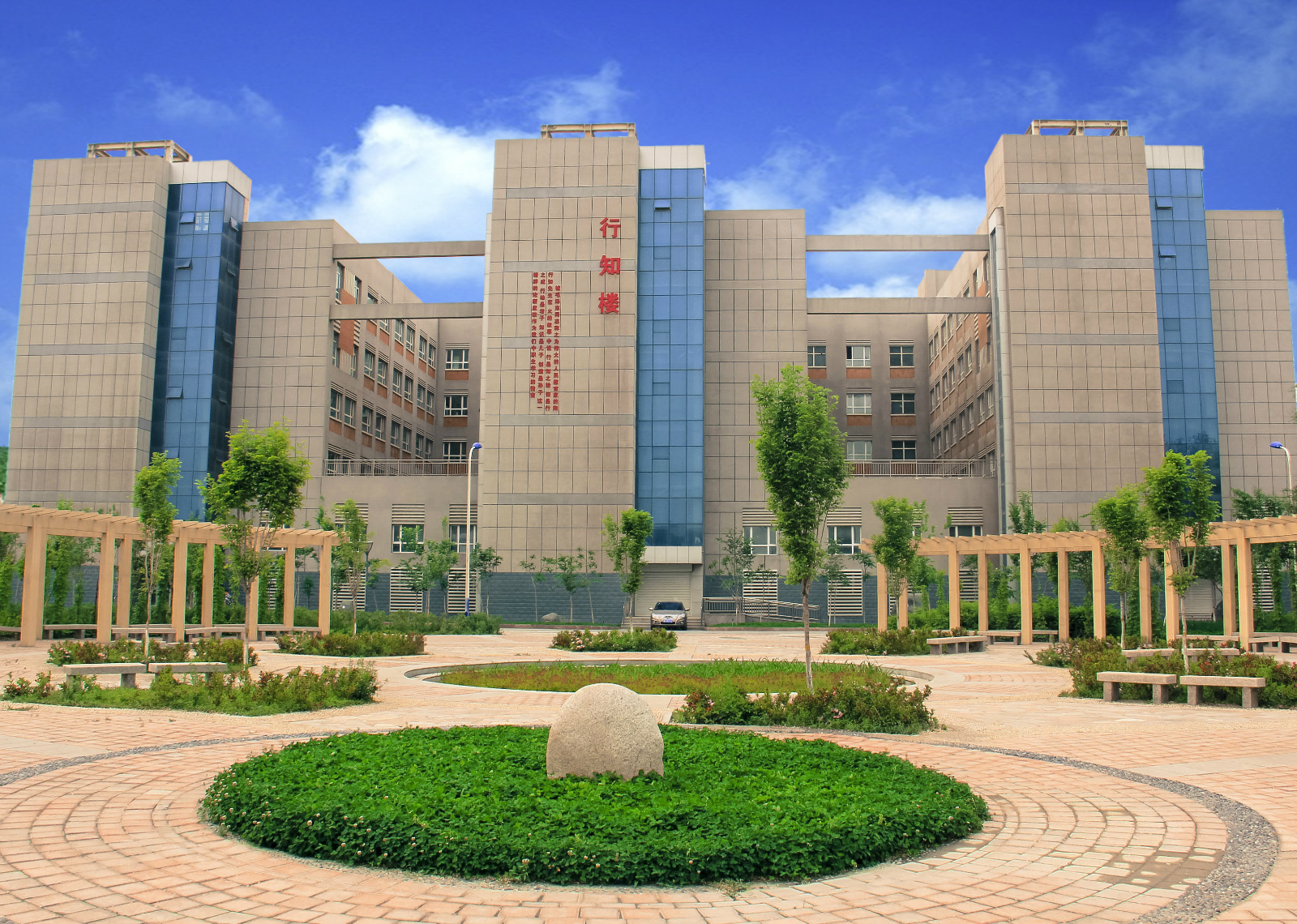  p>乌鲁木齐技师学院(乌鲁木齐市第二职业中专学校)始建于1982年,占地
