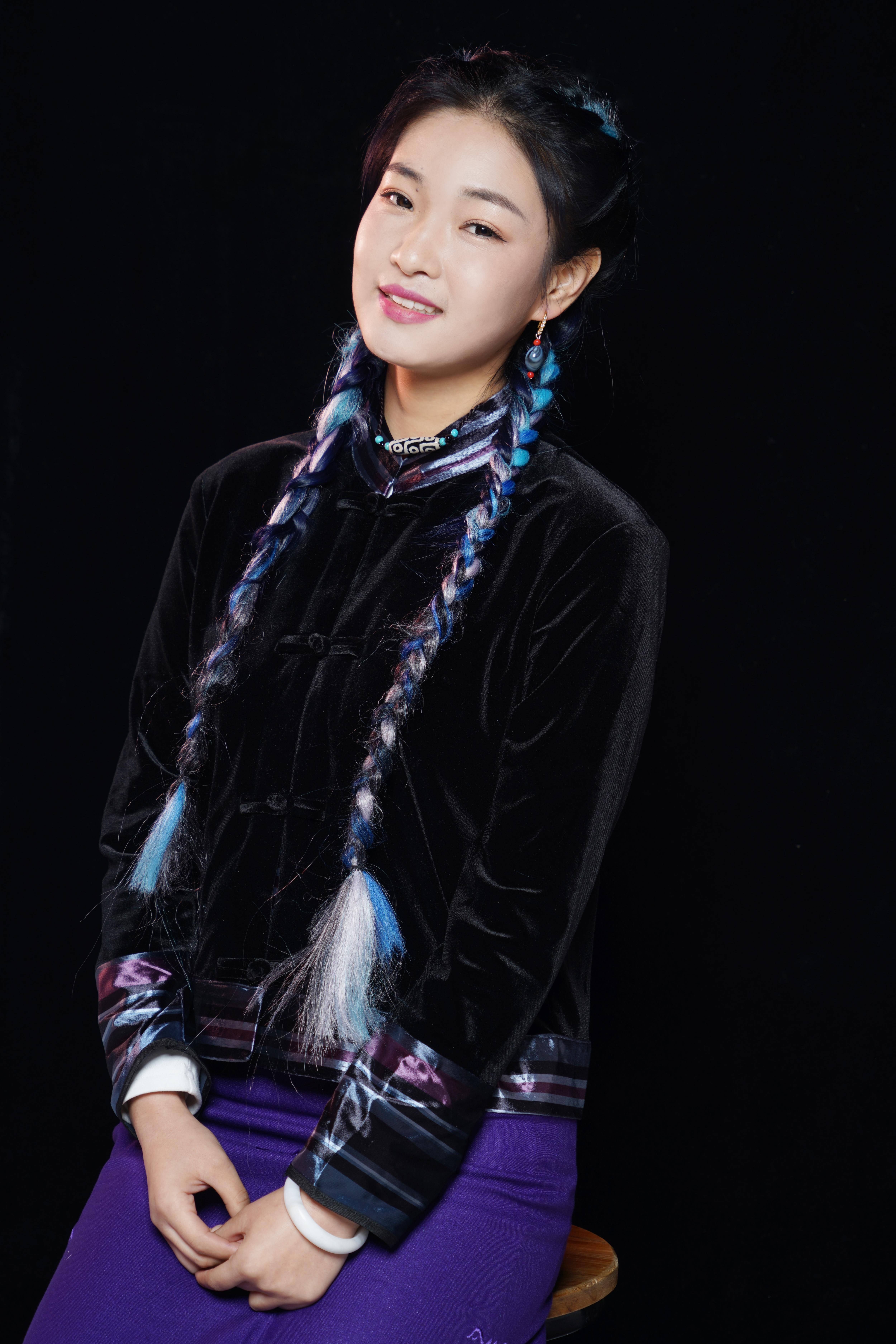 data-ctrid="2hznjljovf8">德德,原名德吉措,出生于青海贵德,歌手