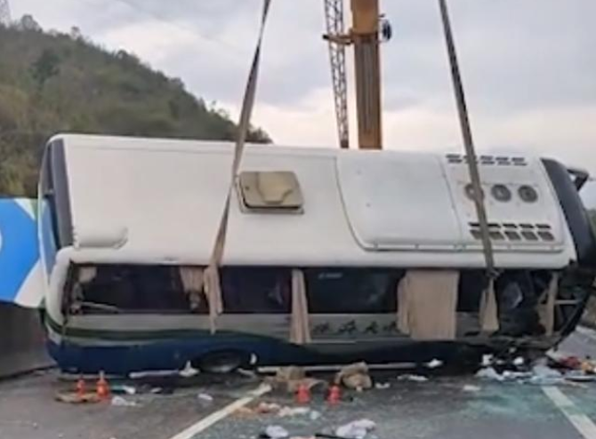 2021年5月27日昆磨高速客车侧翻事故