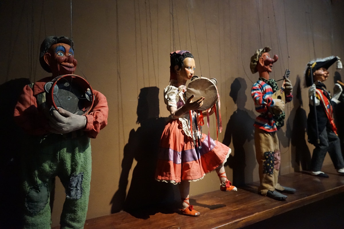  p>提线木偶戏古称悬丝傀儡,闽南俗称嘉礼,又名线戏.