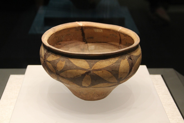 花瓣纹彩陶钵