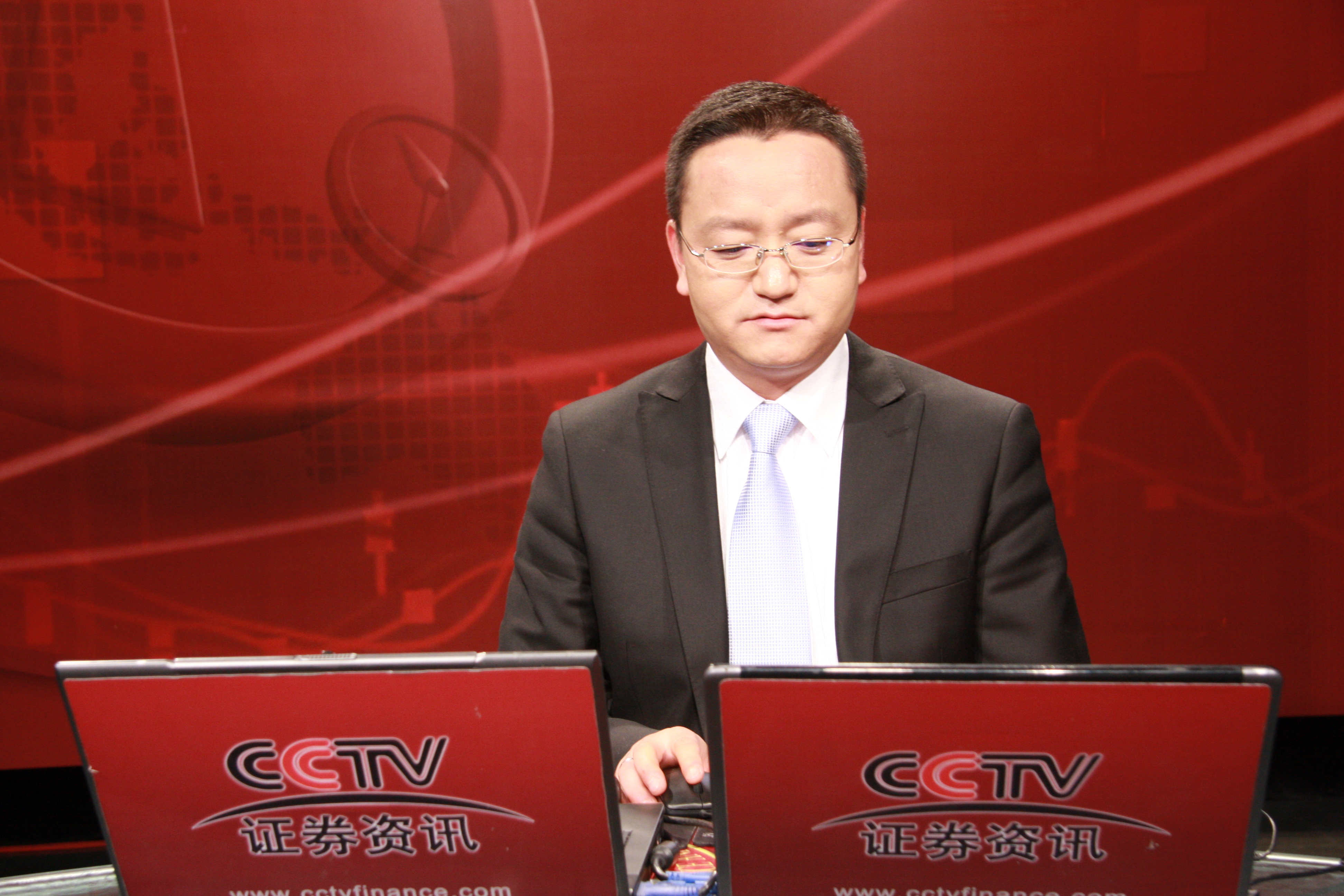  span class="ref" data-ctrid="suhpgow5siez">主持人 /span> sup