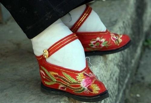 三寸金莲（中国古代女性缠足后形成的小脚）_百度百科