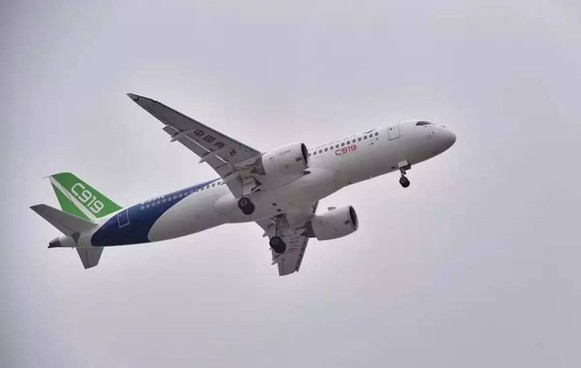 飞机是我国首款完全按照国际先进适航标准研制的单通道大型干线客机