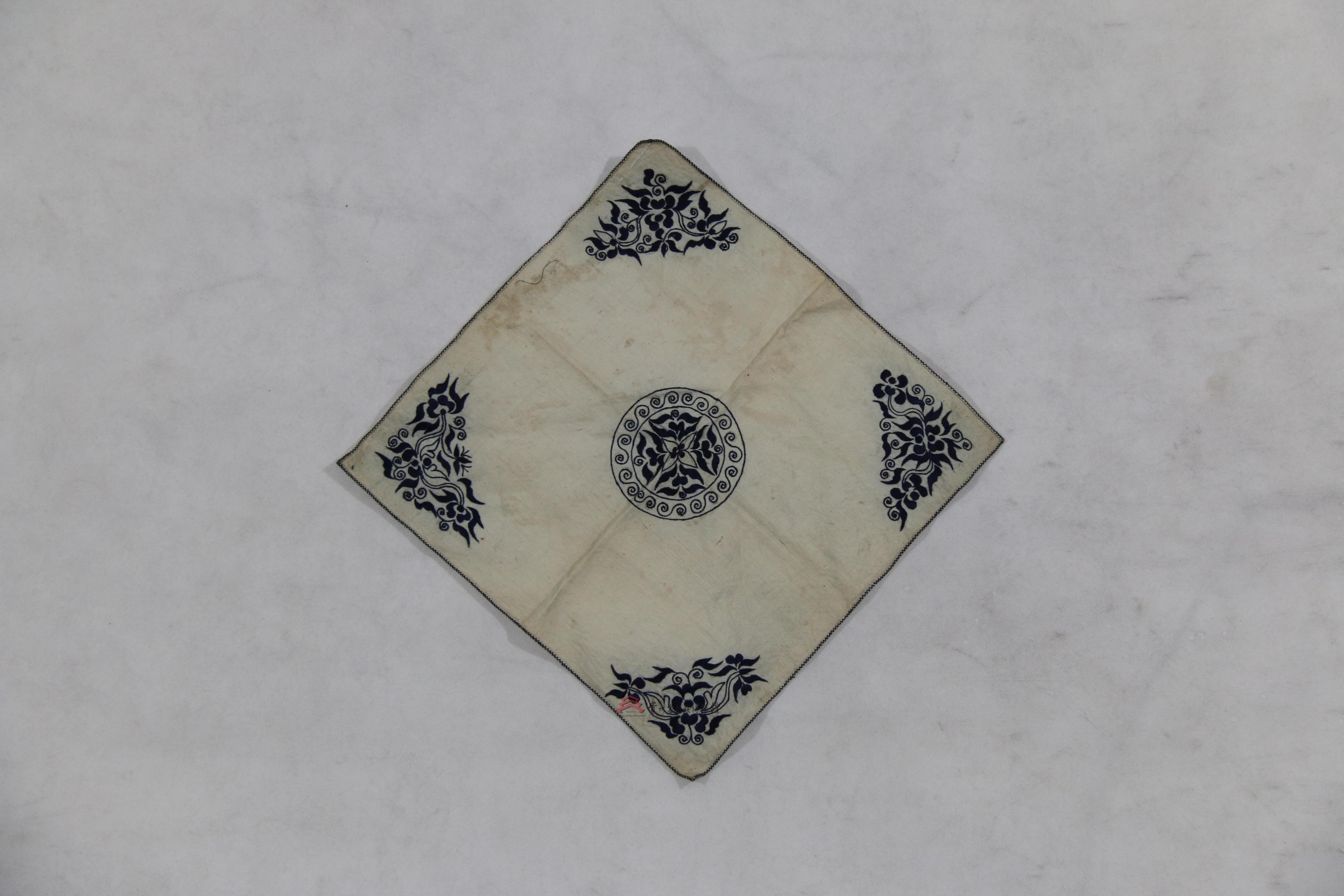 安顺布依族白布平绣花纹手帕