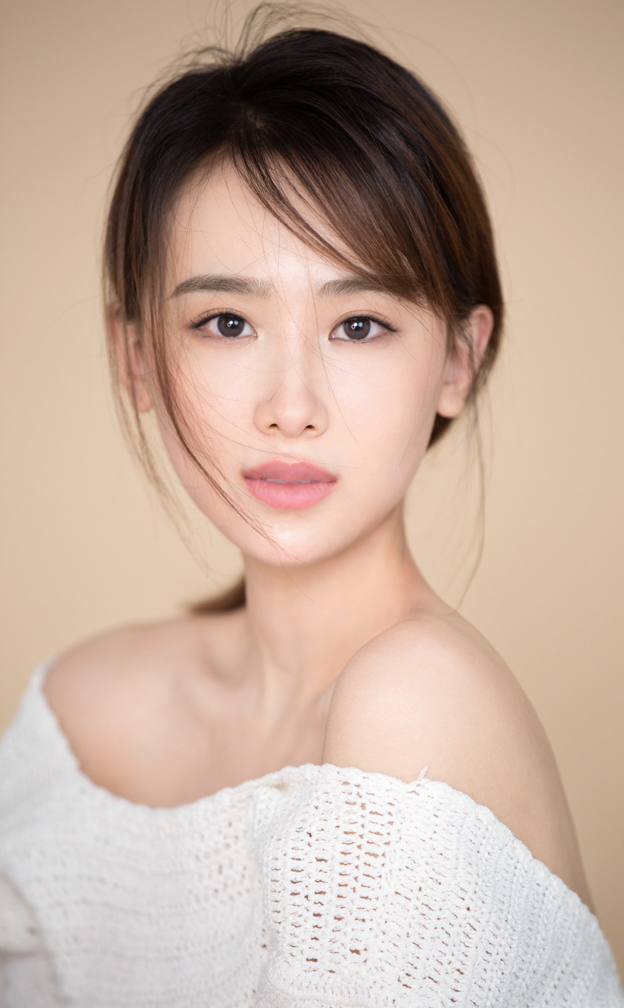  p>秦艺嘉,6月8日出生于北京市,中国内地女演员,毕业于 a target="