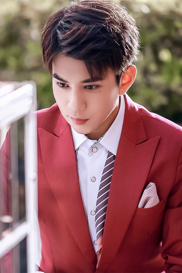  p data-id="gntd8052ul">冯建宇,1992年8月27