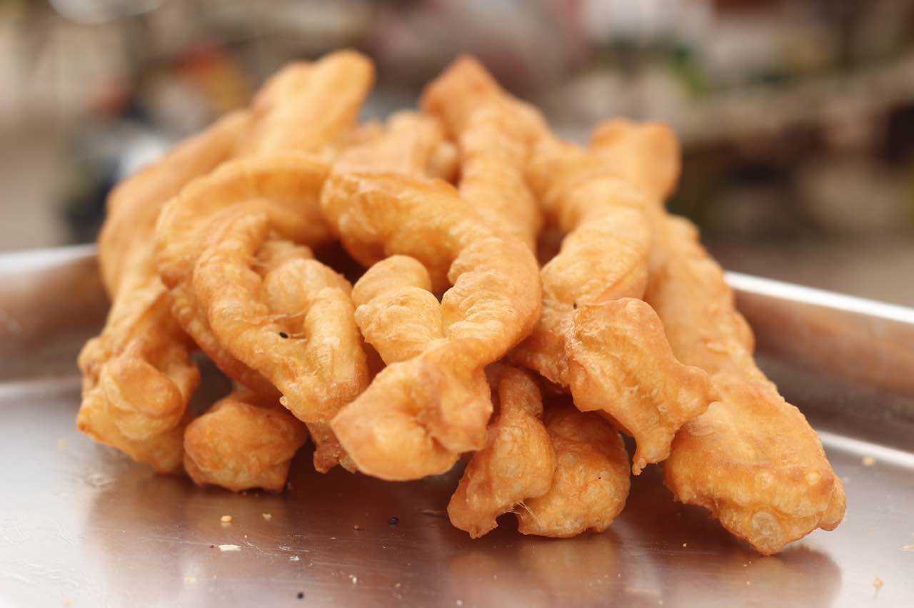 长条形中空的 a target="_blank" href="/item/油炸食品/4095657"