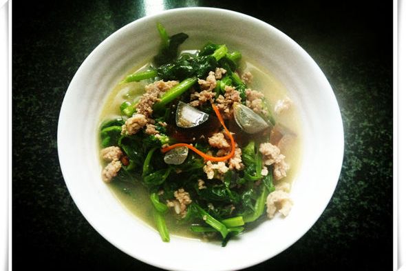  p>上汤皮蛋豆苗是一道美味佳肴,主料包括豆苗,皮蛋两只,姜片,油少许.