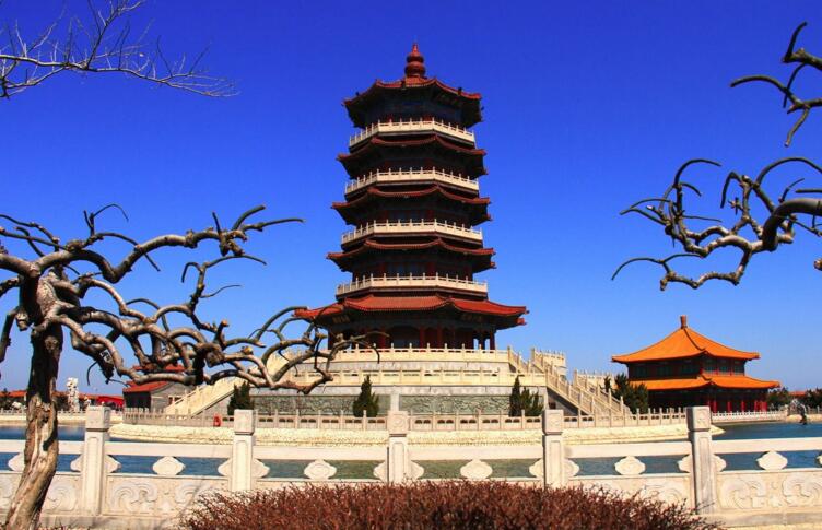  p>蓬莱寺塔在浛洸镇东北方平地上,因塔旁建有蓬莱寺(已毁)而得名.