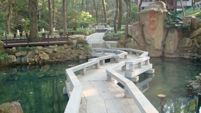 喜客泉位于 a target="_blank" href="/item/茅山风景名胜区/10566093