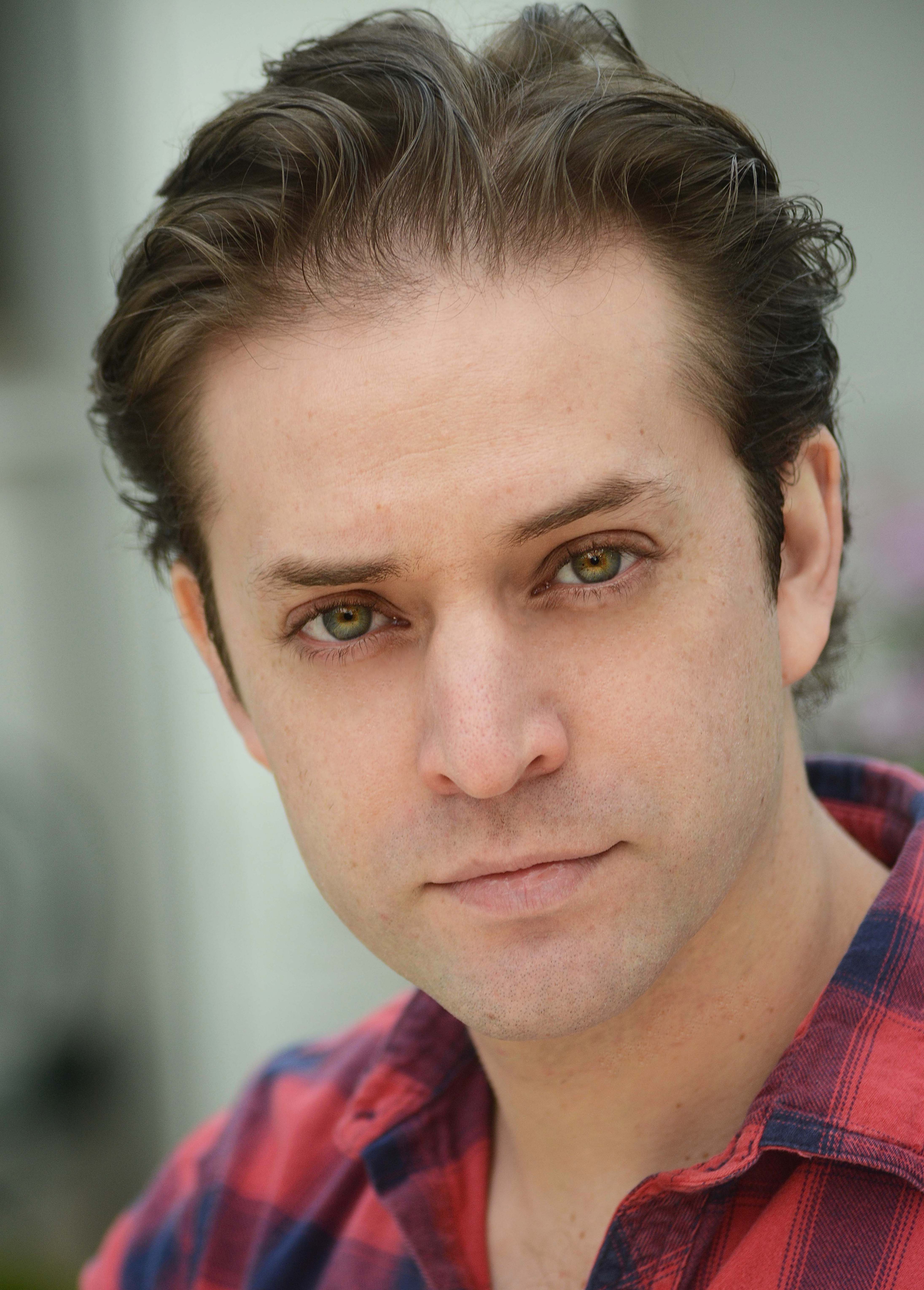 b4if">闫龙飞,1980年4月3日出生于墨西哥城,在中国发展的墨西哥男演员