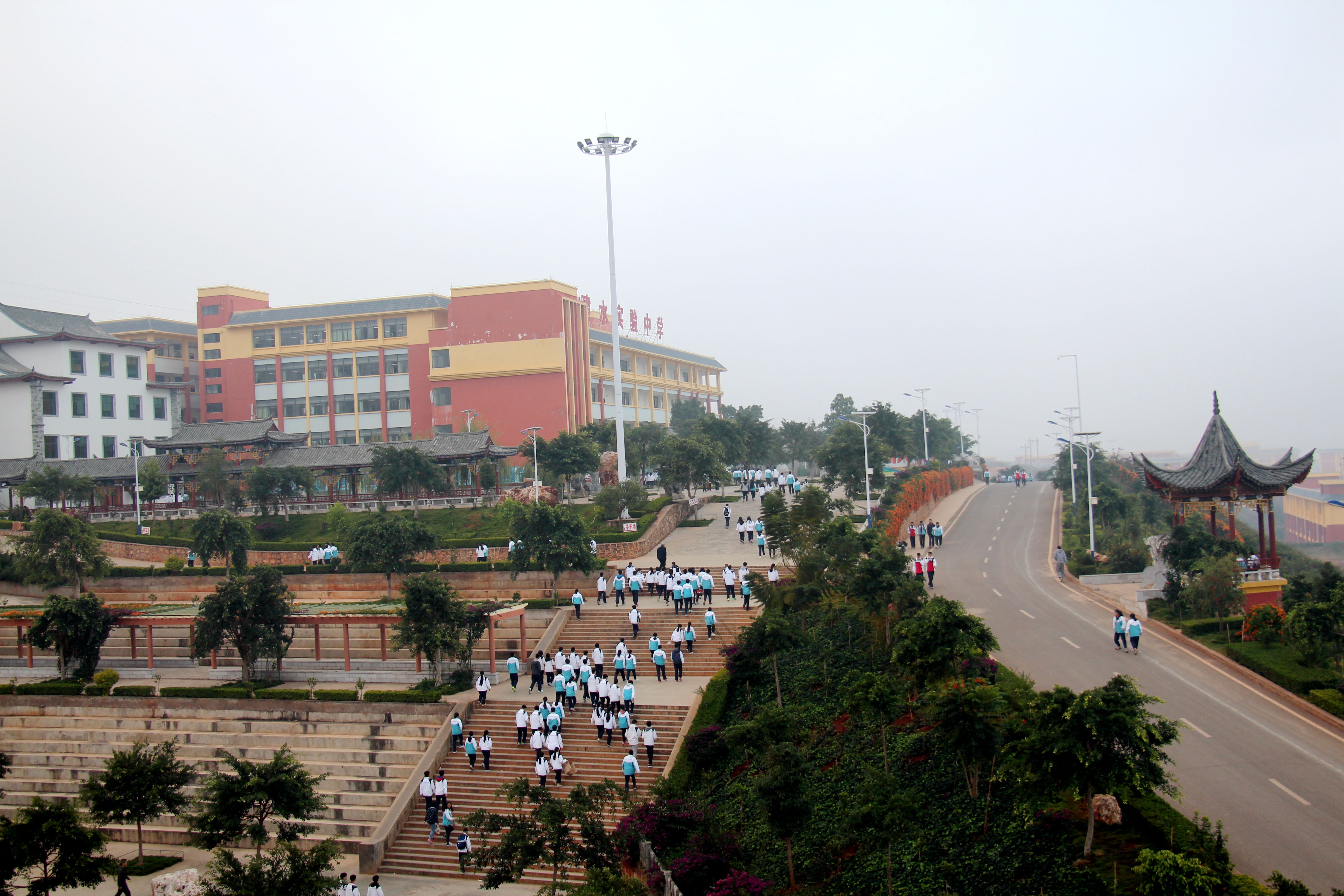 data-id="gnwmwcsnep">云南建水实验中学是一所完全中学,学校由红河州