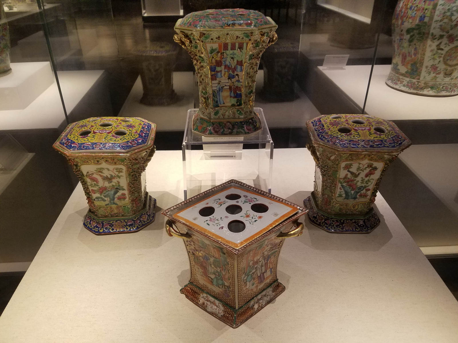 彩瓷 /a>,是在白瓷器皿上彩绘而烧成的一种具有浓厚东方特色的传统