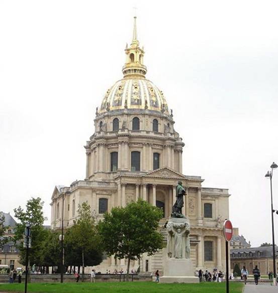  p>希腊十字式教堂,中间是一个大的穹顶,为平衡侧推力在穹顶四面对