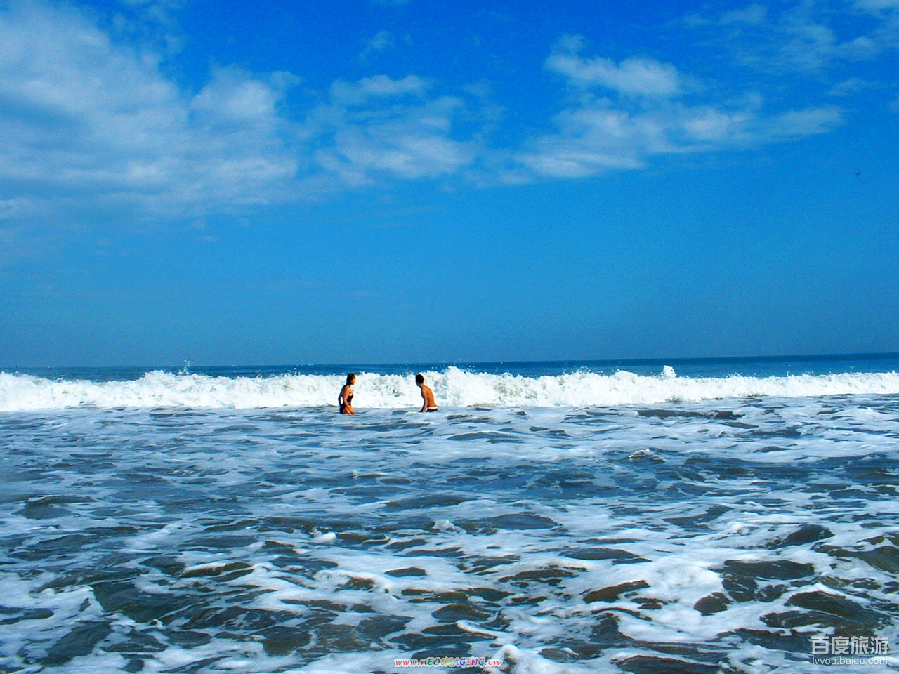  p>库塔海滩(kuta beach)号称巴厘岛上最美丽的海岸,这里的海滩平坦
