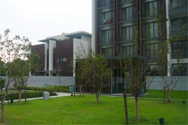  p>项目介绍:湖畔佳苑名列上海十大著名特色别墅之一,荣膺全国人居