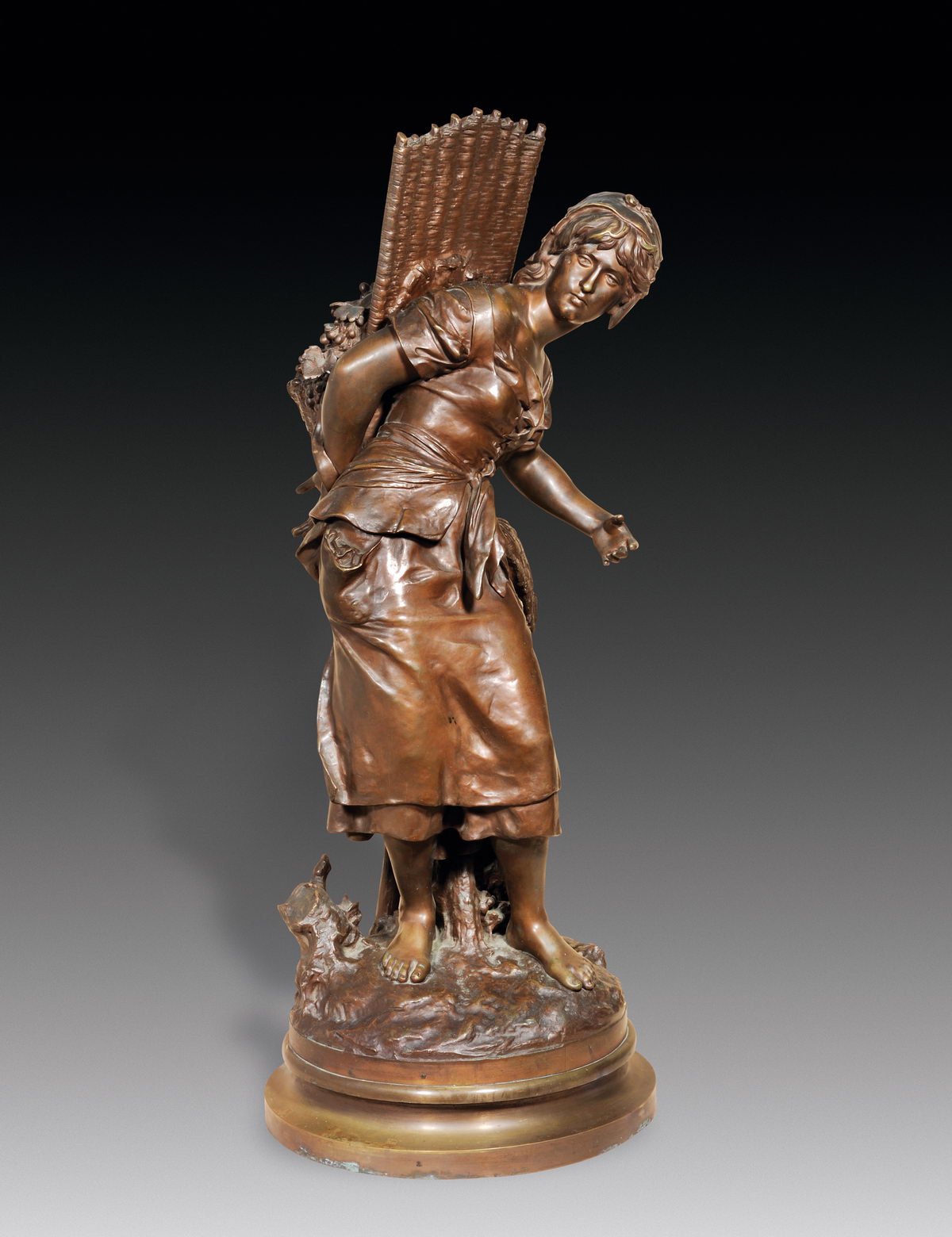  p>《摘葡萄的女工》是由法国著名雕塑大师——玛主汉·莫荷 的作品.