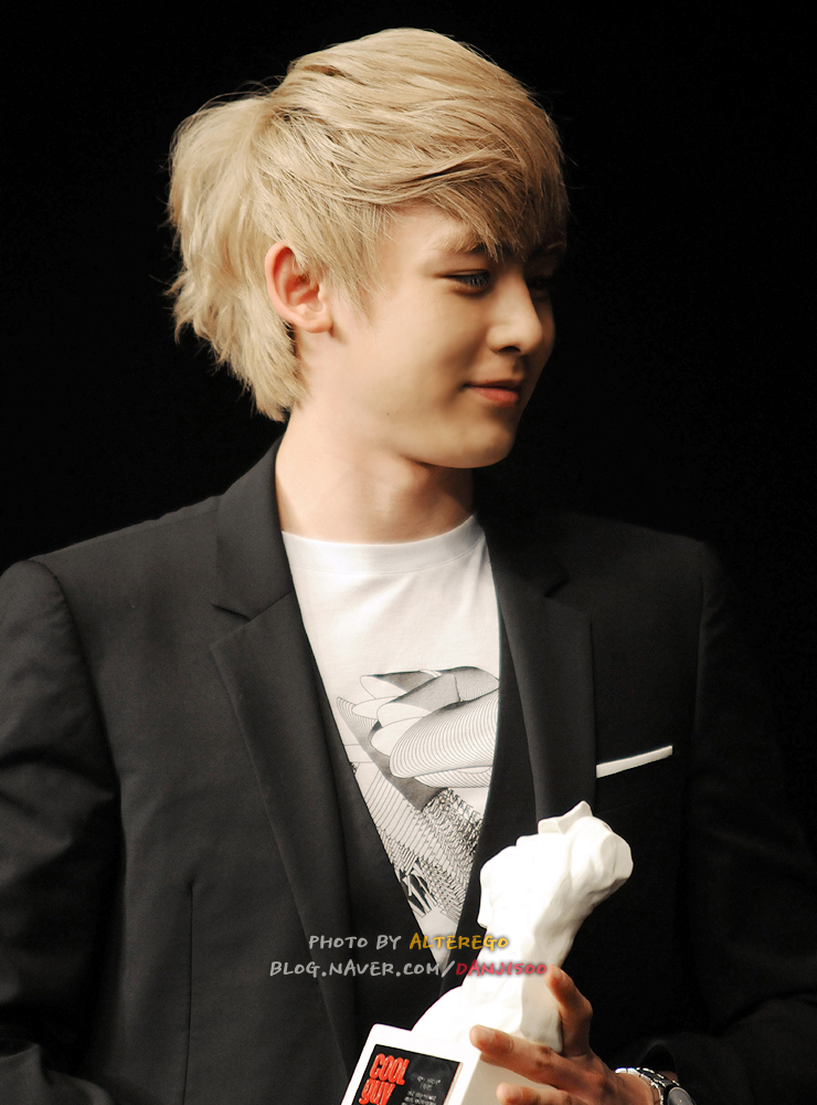 horvejkul),1988年6月24日出生于美国加利福尼亚州,中泰混血,韩国歌手