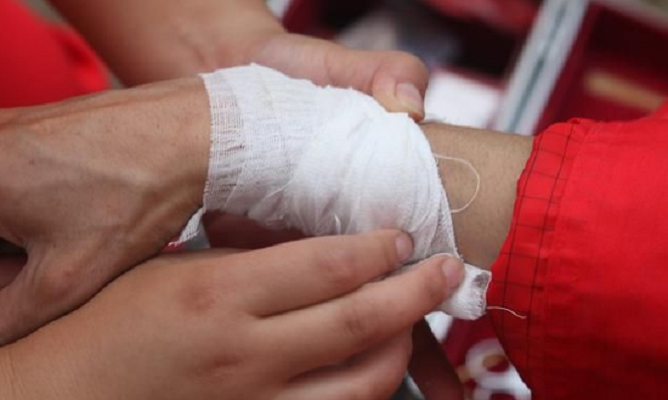  /p> p>截止2018年8月9日,该名十堰籍女孩身上的12处伤口已经包扎处理