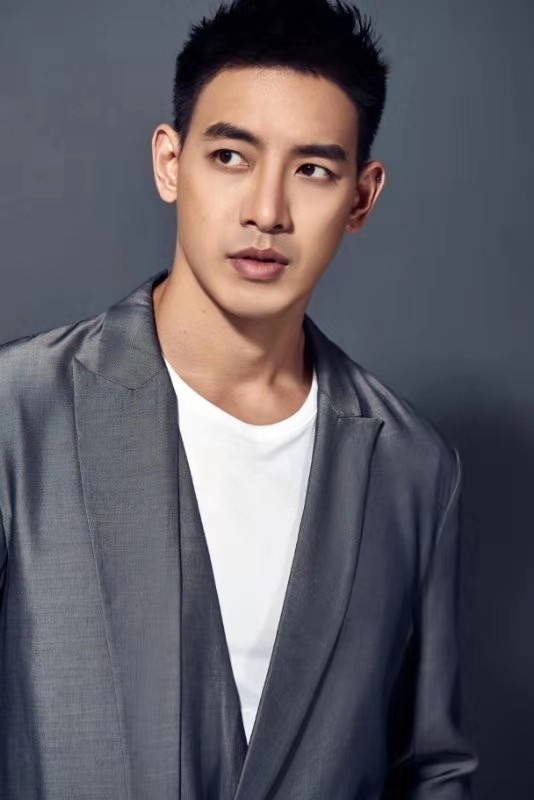 p>黄柏钧(denny huang),1982年7月26日出生于美国德州,中国台湾男演员