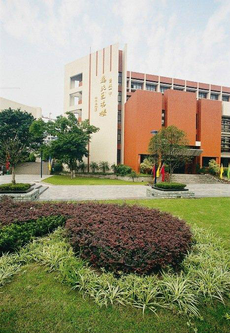  p>重庆市第一中学简称重庆一中,是重庆市首批重点中学.