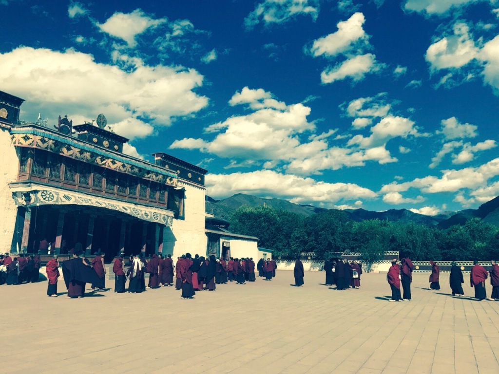  p>该寺坐落在西藏昌都市 a target="_blank" href="/item/察雅县">