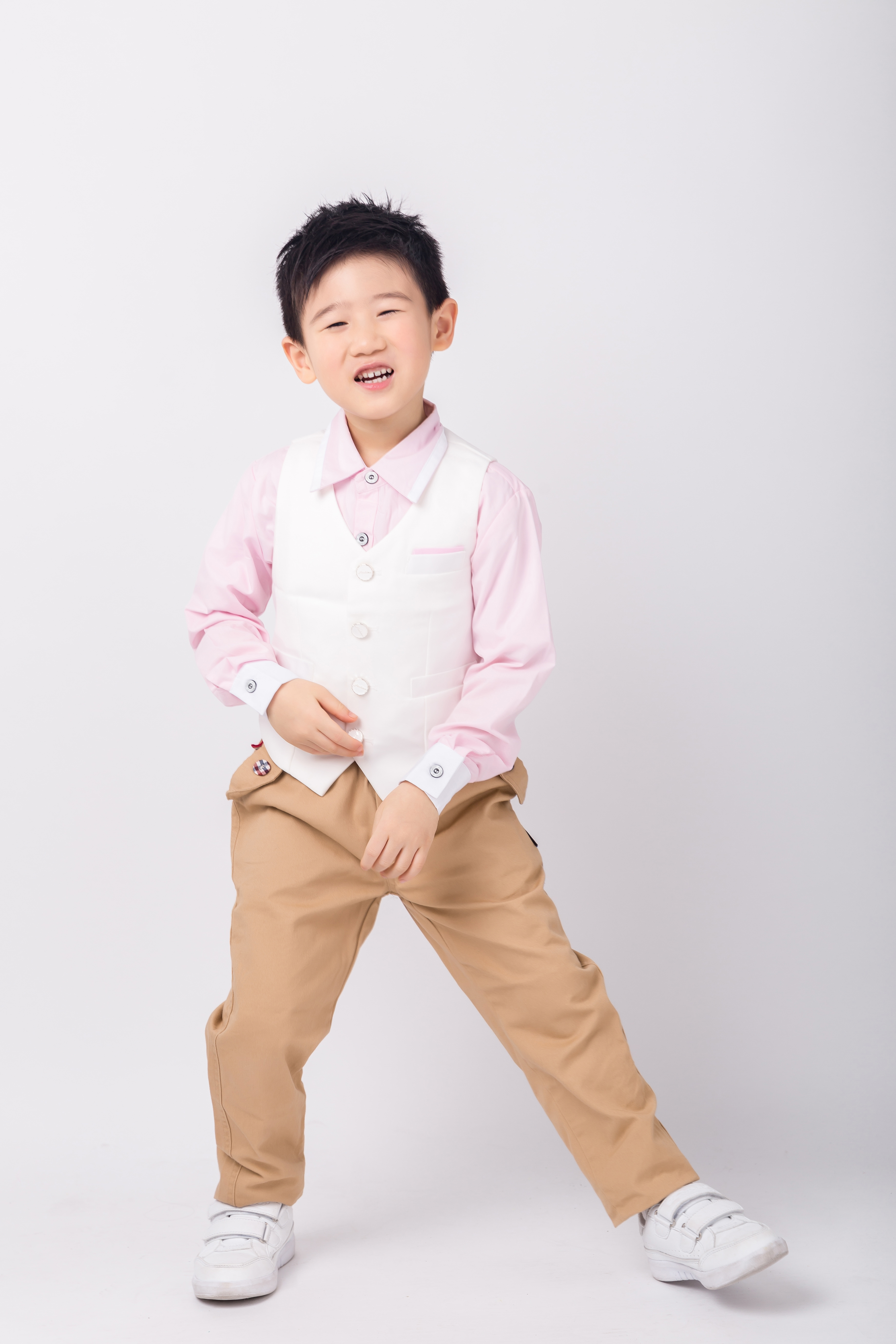  p>邓力玮,小名四爷,2012年5月6日出生于香港,中国内地童星.