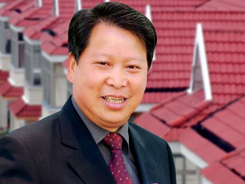 1967年参加工作,1997年任滕头村党委书记兼滕头集团公司董事长,总裁.