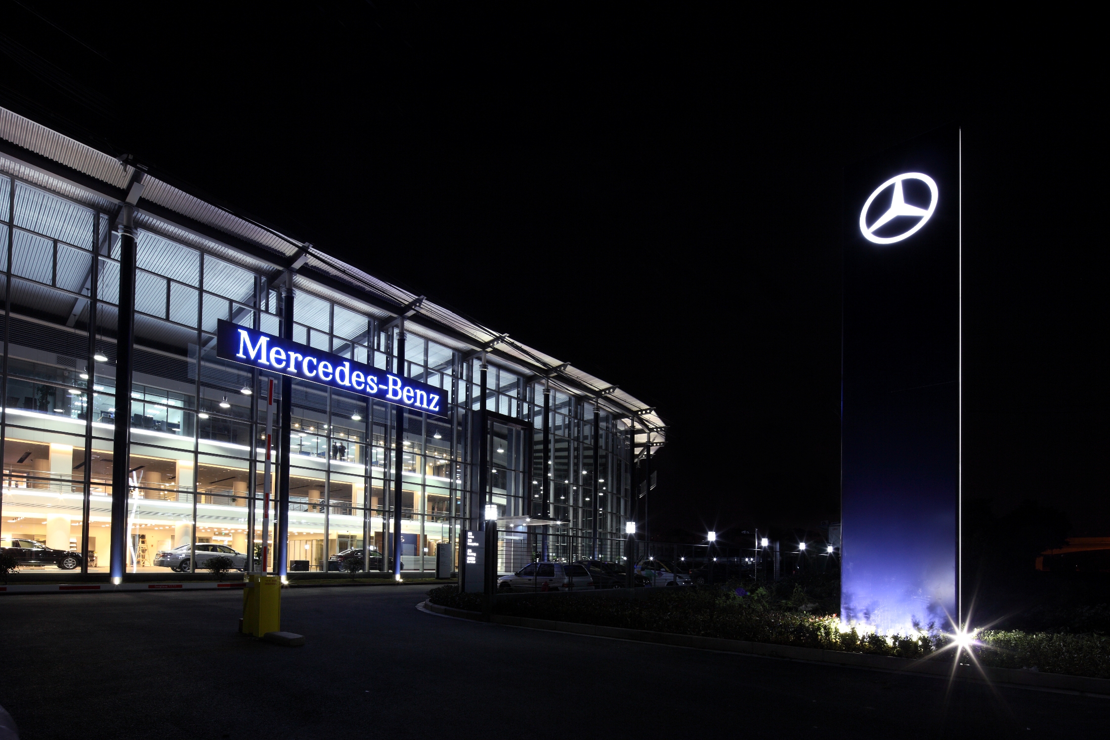 中心")是香港利星行集团在宁波投资的第2家梅赛德斯-奔驰销售服务中心