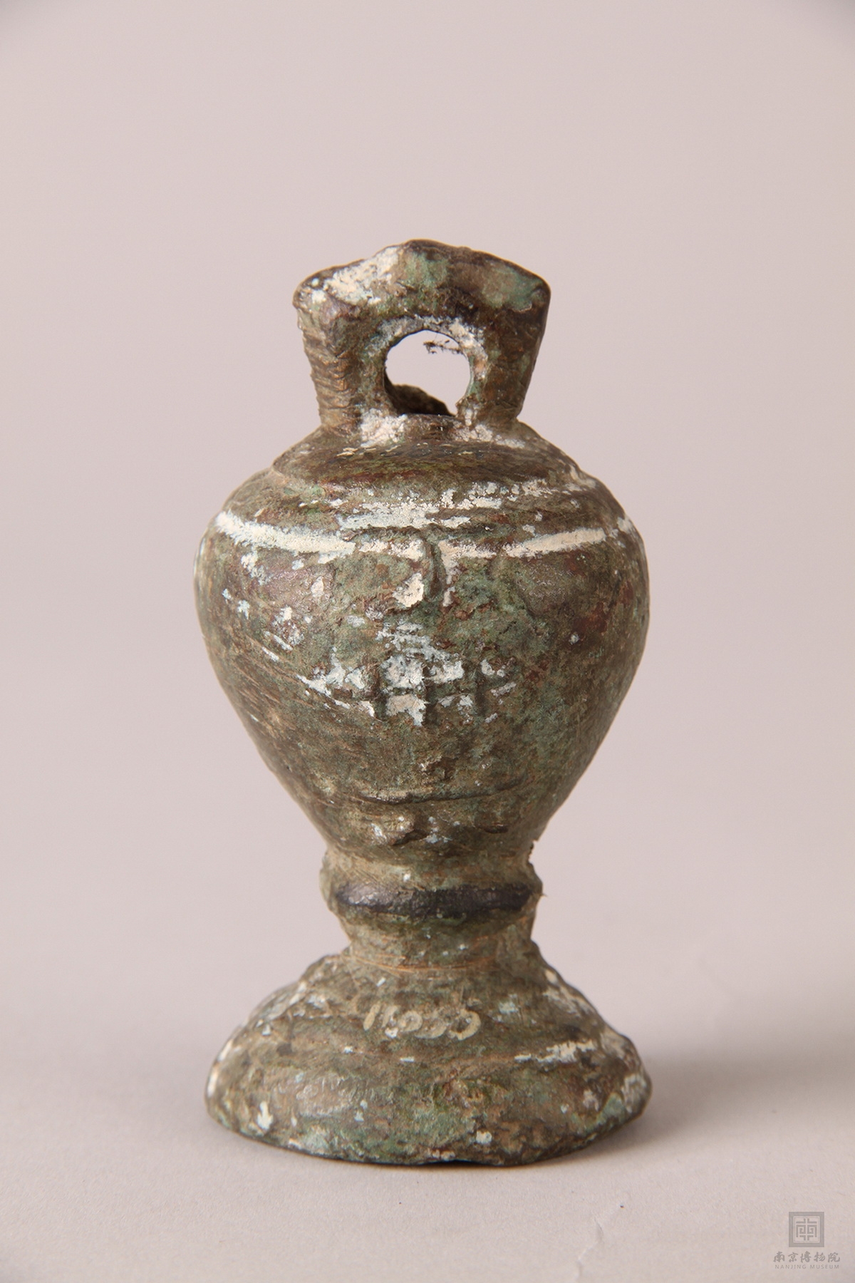  p>元"江阴州"铭铜权是一件元代文物,现藏于南京博物院.
