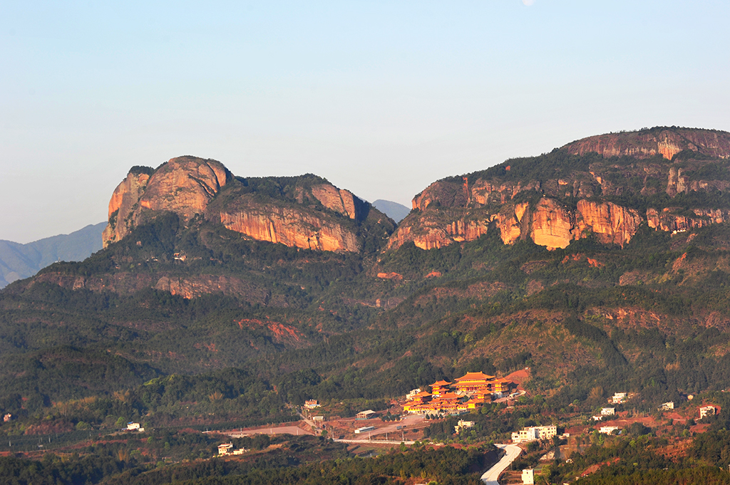  p data-id="gnvif9blmp">丹霞赤壁是浙江省衢州市江山市石门镇江郎山