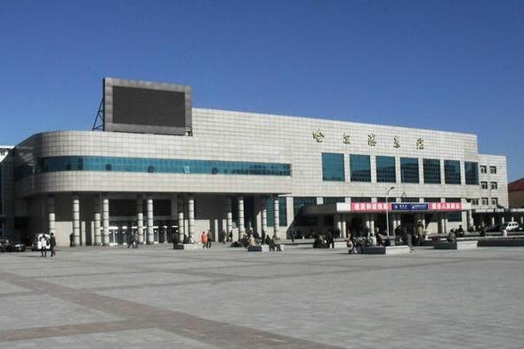  p>哈尔滨东站(harbindong railway station),位于中国 a target="