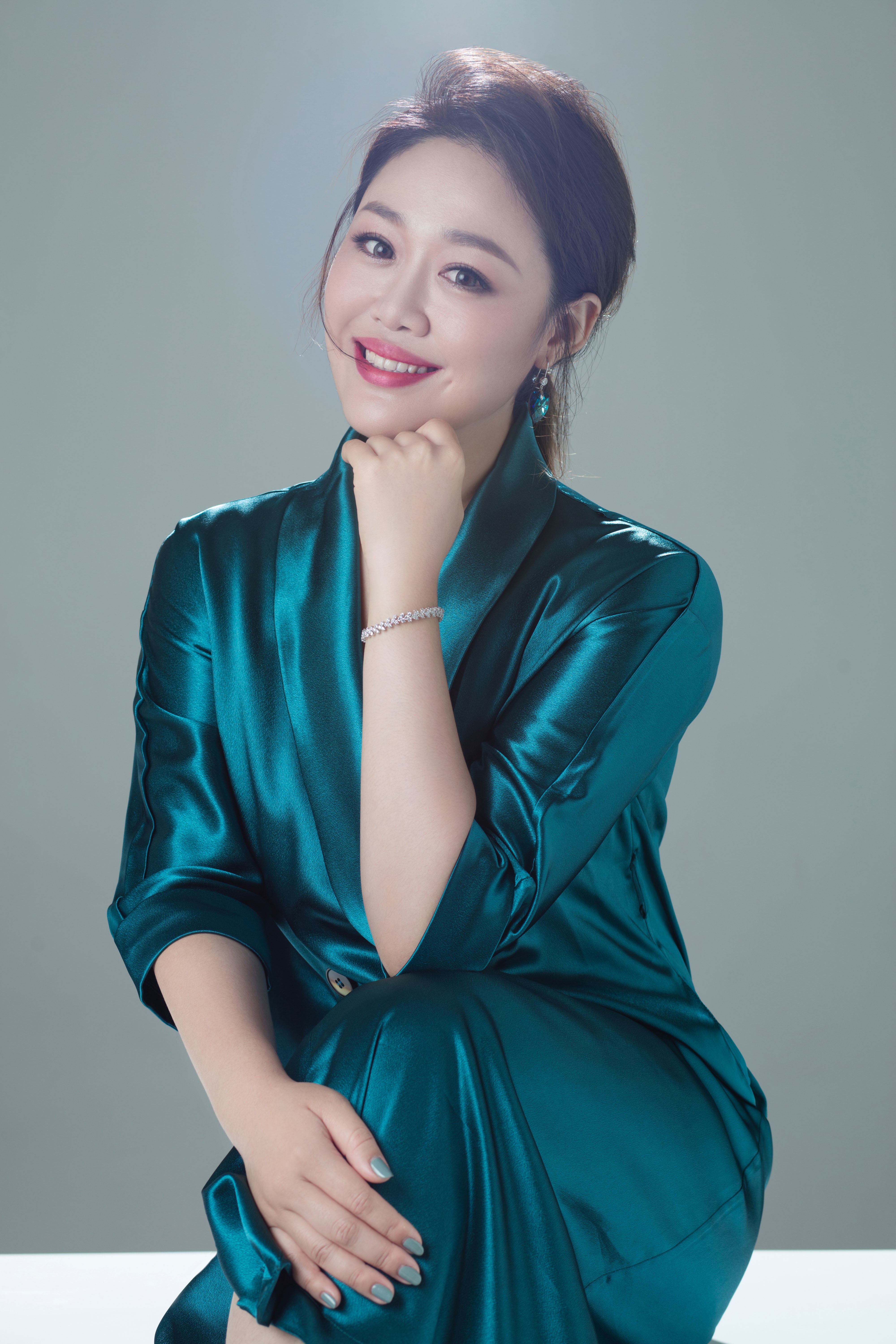  p data-id="gnbu6z2cvg">李思琦,旅意青年女中音歌剧演员.